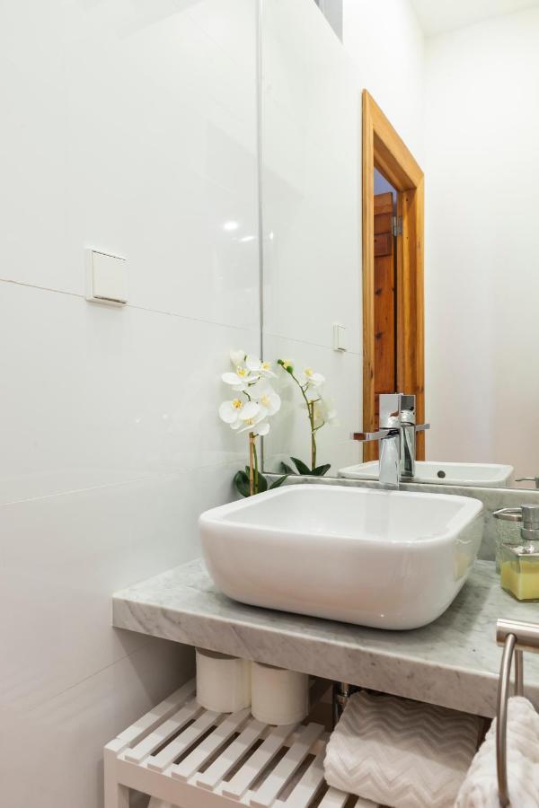 Alfama Terrace Apartment With Authentic XVIII Tiles And Historic Notes 3 Bedrooms & 2 Bathrooms Ac Lisbon Exterior photo